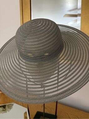 Liz Claiborne Wide Brim Straw Sun Hat in Gray